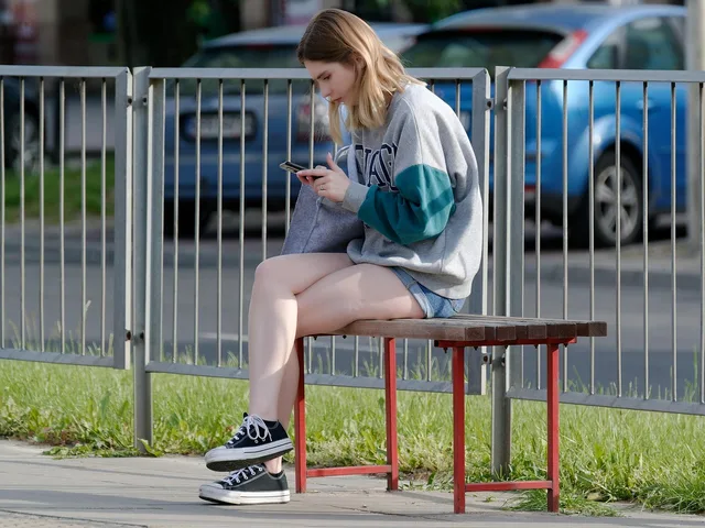 girl, smartphone, the bank, searching, stand, public transport, fence, casual, immediate. Gen Z marketing strategy trends: how to test them